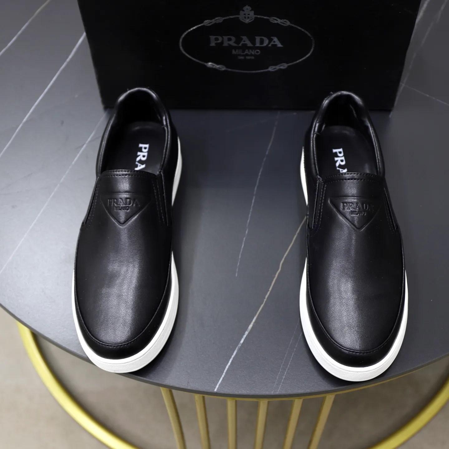 Ex-factory price: 420💰🙅‍♂️🙅‍♂️🙅‍♂️ Brand: PRADA Standard code: 38-44 (45 customized) Grade: Same as the official website Material: Original leather splicing, comfortable and breathable lining, original wear-resistant outsole Style category: Men's fashionable casual shoes, running shoes, noble luxury brand elements, top luxury Color: actual picture color